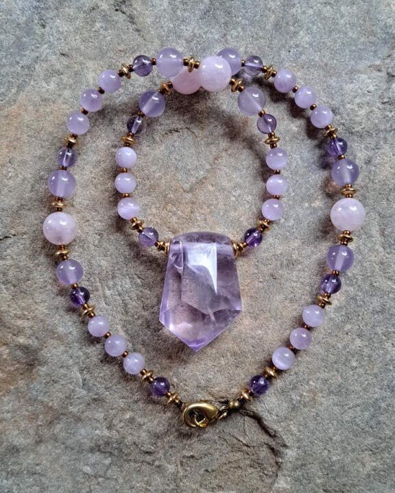 Amethyst-Anhänger an Edelsteinkette aus Morganit, Lavendelquarz und Amethyst