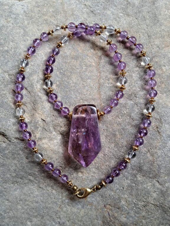 Amethystspitze-Anhänger an Edelsteinkette aus Amethyst und Bergkristall - edler Yogaschmuck
