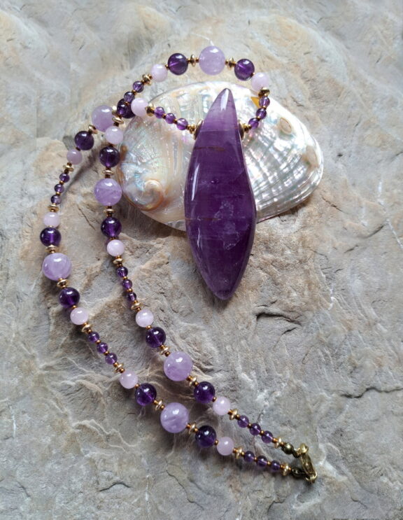 Handgeschliffenes Amethyst Amulett an Perlenkette aus Kunzit, Lavendelquarz und Amethyst