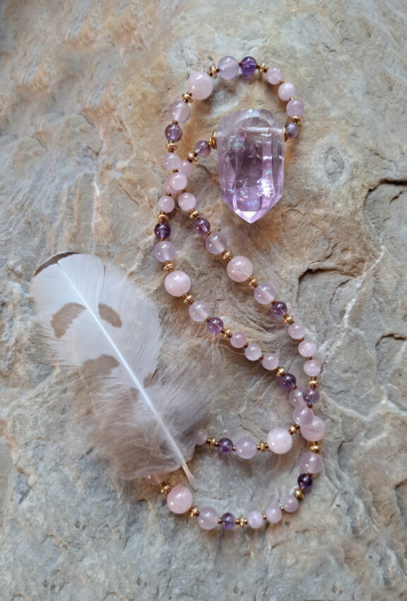Amethyst-Spitze an Edelsteinkette aus Morganit, Lavendelquarz und Amethyst - spiritueller Schmuck
