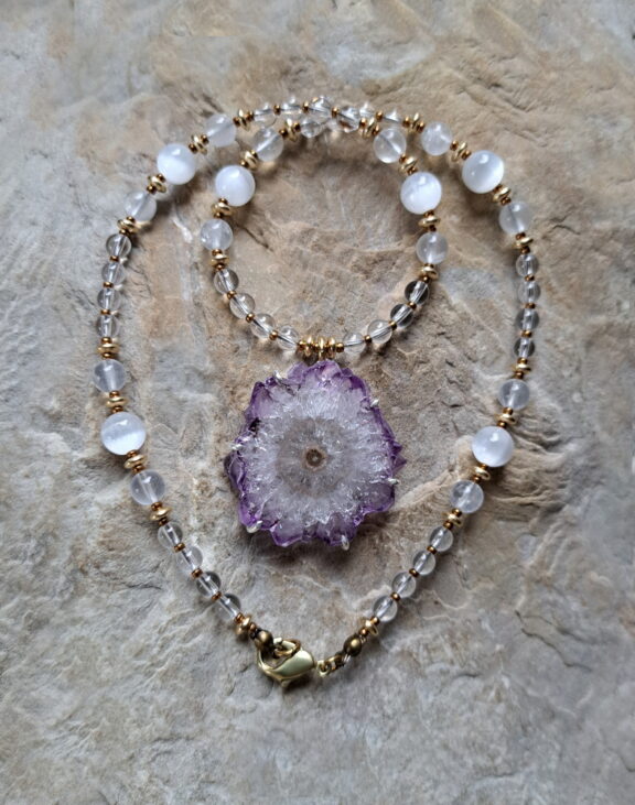 Amethyst Stalaktit Anhänger mit einer Edelsteinkette aus Selenit und Bergkristall