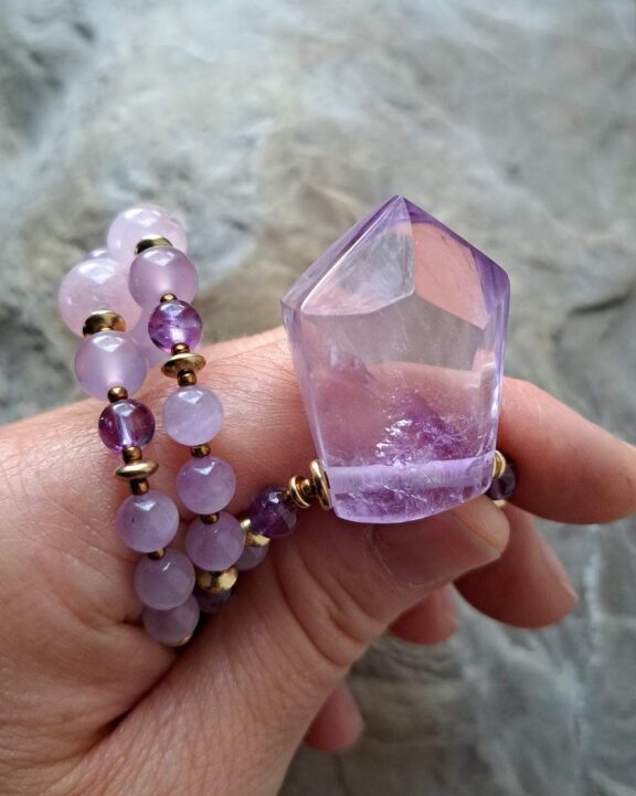 Amethystspitze als Anhänger an Heilsteinkette aus Edelsteinperlen - edler Damenschmuck