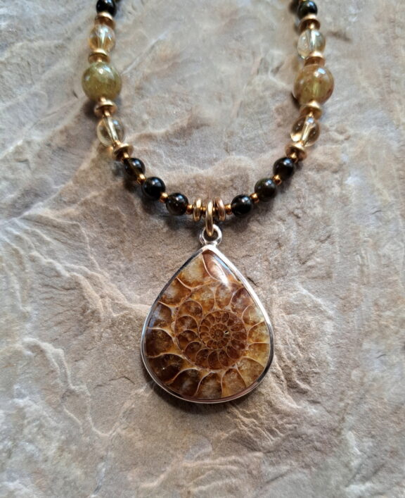 Ammonit Edelstein Anhänger an Heilsteinkette aus Obsidian. Grossular, Citrin