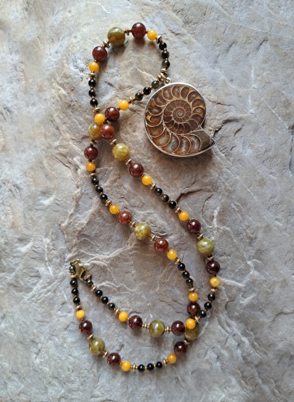 Ammonit Naturstein Anhänger an einer Edelsteinperlenkette aus Bernstein, Grossular, Goldobsidian und Serpentin