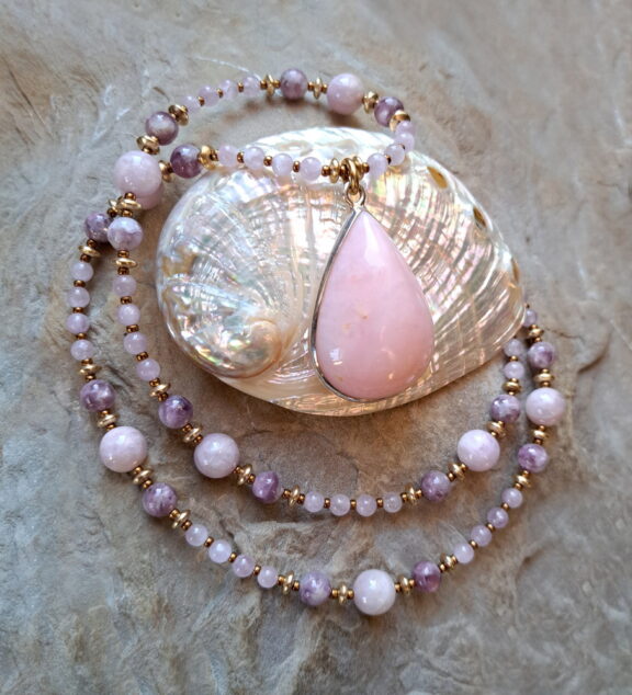 Andenopal Edelstein Anhänger an einer Kette aus Lepidolith und Kunzit