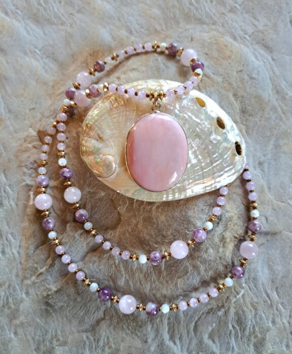 Andenopal Naturstein Schmuck Anhänger an einer Kette aus Lepidolith, Perlmutt und Kunzit