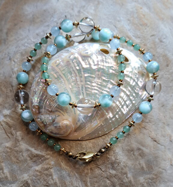 Selbstgemachte Auqmarin-, Aventurin-, Bergkritall-, Angelitperlenkette - Edelsteinschmuck Unikate
