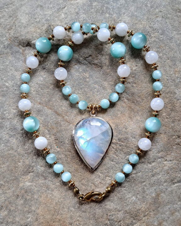 Mondstein-Kette mit Angelit- und Mondsteinperlen - edler Brautschmuck als Halskette