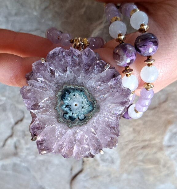 Amethyst-Stalaktit-Anhänger an Edelsteinkette mit Lavendelquarz, Mondstein und Charoit - Damenschmuck