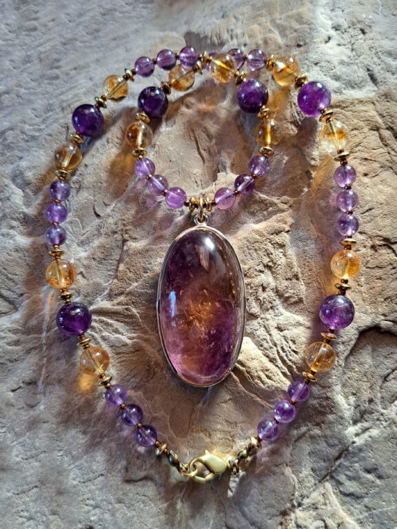 Ametrin Edelstein Anhänger an Heilsteinkette aus Amethyst und Citrin Perlen