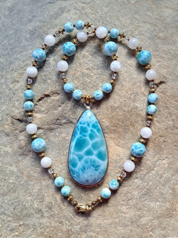 Larimar Anhänger an Heilstein Kette aus Larimar, Bergkristall und Mondstein Perlen