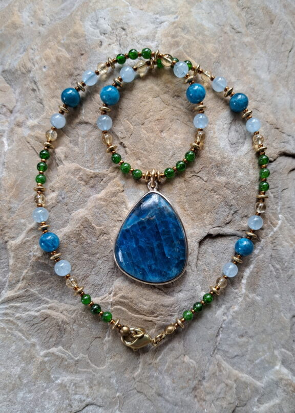 Apatit Anhänger an Edelstein Kette aus Aquamarin, Citrin und Apatit Heilstein Perlen