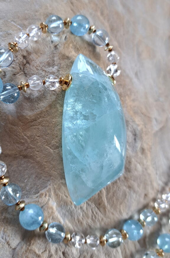 Aquamarin Amulett von Hand geschliffen