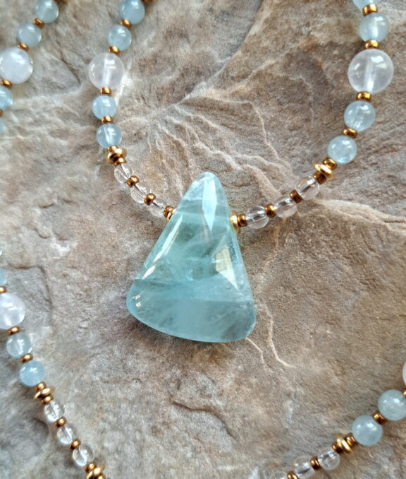 Aquamarin Anhänger - handgeschliffen