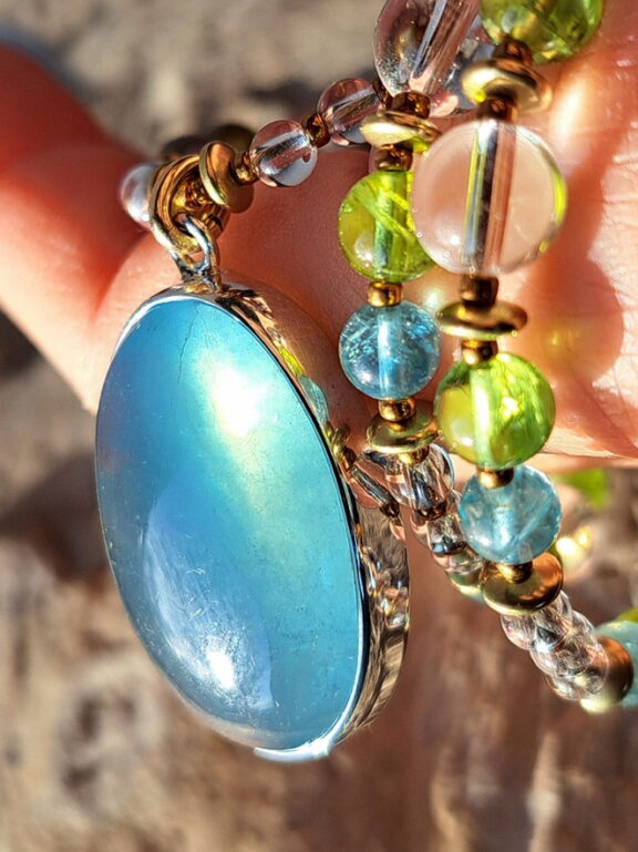 Aquamarin Heilstein Anhänger an Edelsteinkette aus Peridot, Bergkristall und Aquamarin Perlen