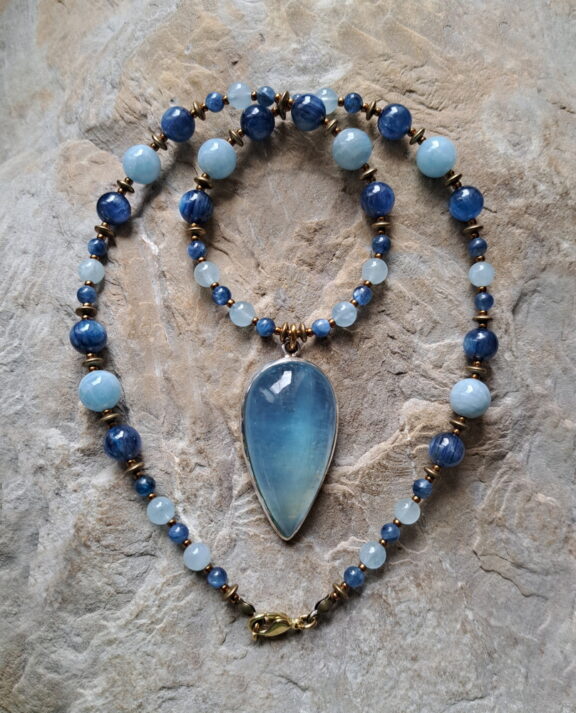 Aquamarin Edelstein Anhänger an Edelsteinkette mit Kyanit und Aquamarin