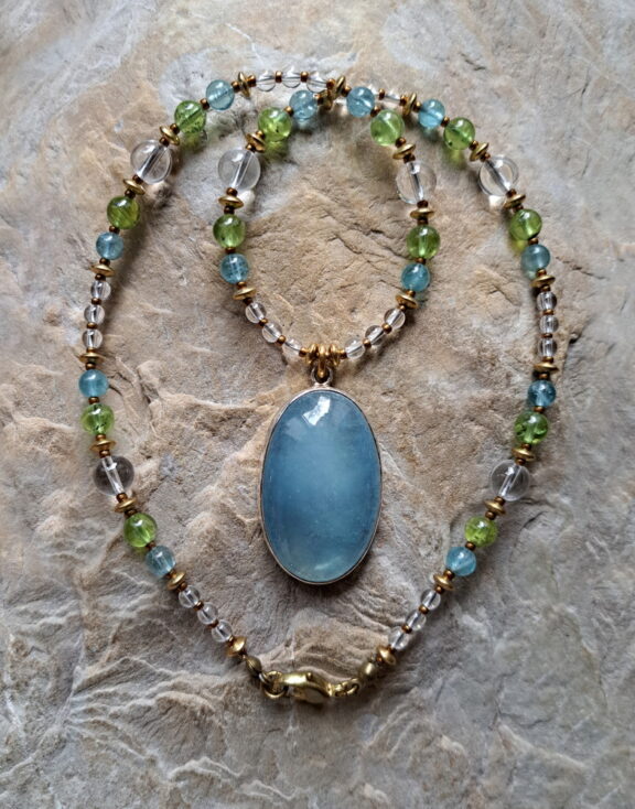Aquamarin-Edelsteinanhänger kombiniert mit einer Heilsteinperlenkette aus Peridot, Aquamarin und Bergkristall - handgefertigte Unikate