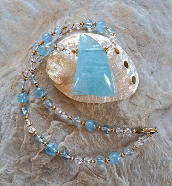 Aquamarin Amulett von Hand geschliffen an Edelsteinkette aus Topas, Bergkristall und Aquamarin