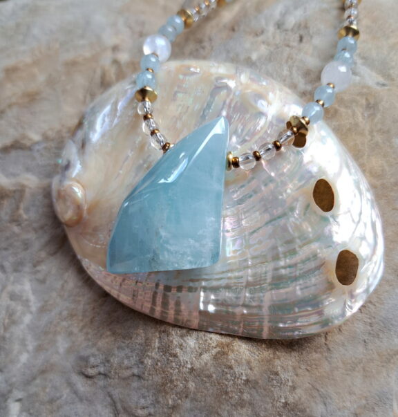 Handgeschliffenes Aquamarin Amulett