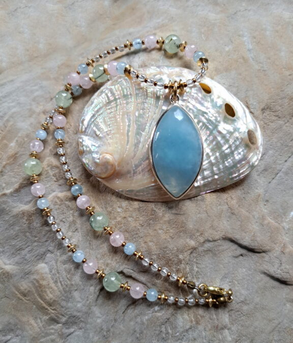 Aquamarin Edelstein Anhänger an einer Kette aus Rosenquarz-, Prehnit-, und Bergkristallperlen