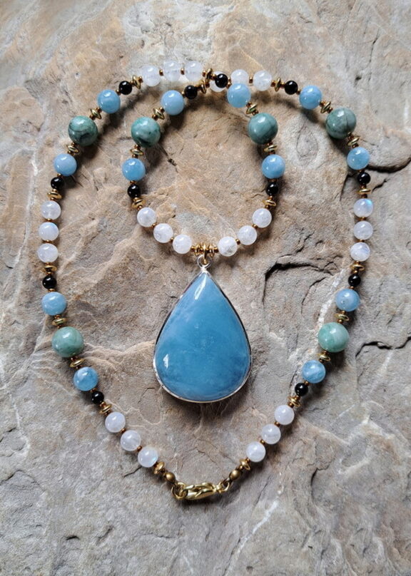 Aquamarin Anhänger an Aquamarin Kette mit Smaragd, Turmalin und Mondstein Heilstein Perlen