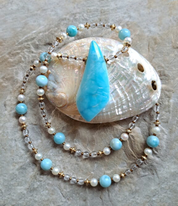 Himmelblauer Aragonit an Heilsteinperlenkette aus Süsswasserperlen, Larimar und Bergkristall