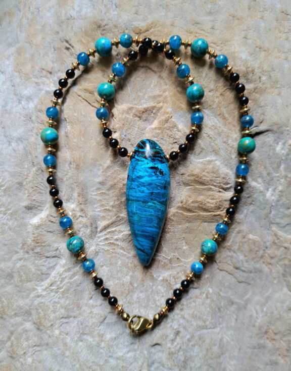 Atacamaopal Anhänger an Edelsteinkette mit Türkis-, Turmalin- und Apatitperlen - Unikatschmuck