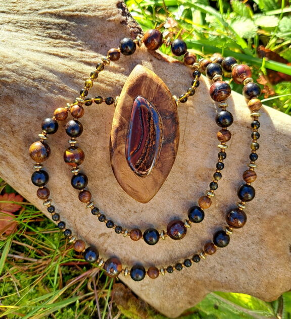 Eichenbaumperle Kette verbunden mit Boulderopal, Sandelholz und Goldobsidian