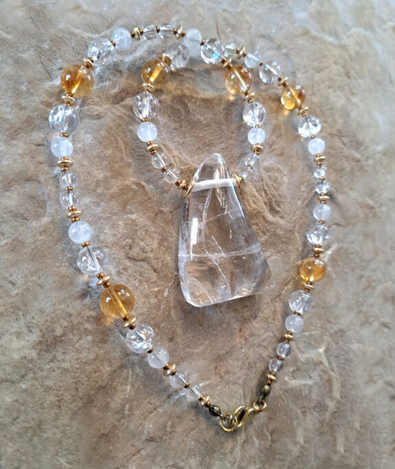 Bergkristall Amulett an Edelstein Kette aus Citrin, Mondstein und Bergkristallperlen