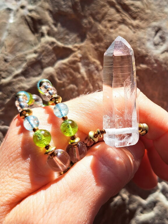 Bergkristall Spitze Anhänger an Heilsteinkette mit Aquamarin und Peridot Perlen