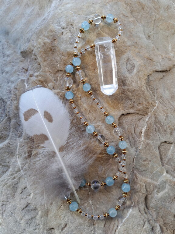 Bergkristallspitze als Anhänger mit Bergristall- und Aquamarinperlen - edler Schmuck