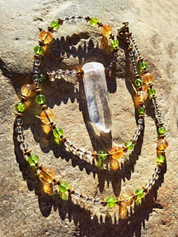 Bergkritall Spitze Anhänger an Heilsteinkette aus Peridot, Citrin und Bergkristall Perlen