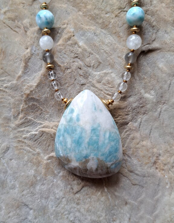 Handgeschliffenes Blauquarz Amulett