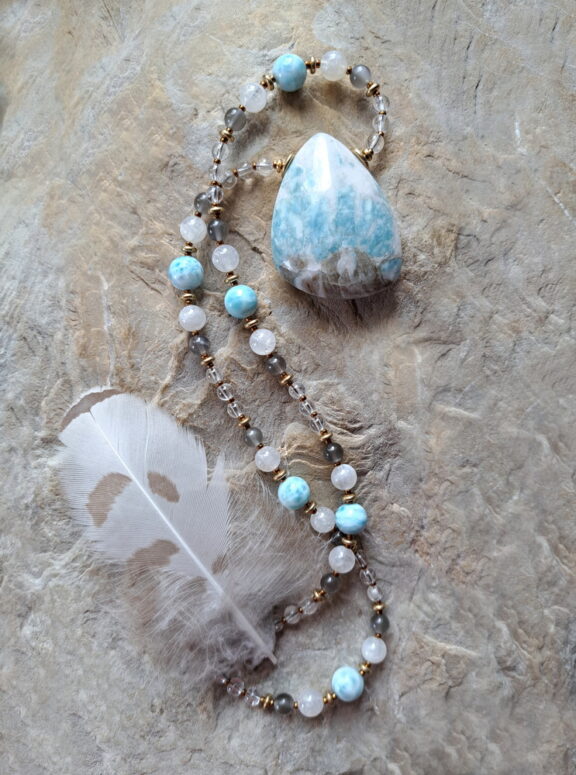 Blauquarz Edelstein Anhänger an einer Perlenkette aus Larimar, Mondstein und Bergkristall
