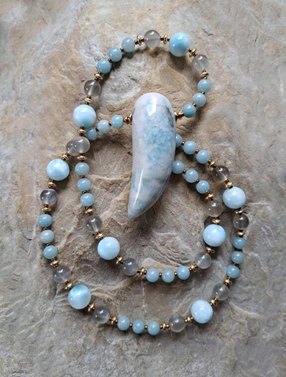 Blauquarz Edelstein Anhänger handgeschliffen an Heilsteinkette aus Larimar, Mondstein grau und Trolleit Perlen