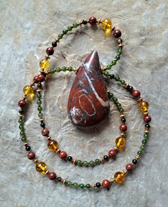 Bluteisenstein Amulett an Perlenkette aus Nephrit, Goldobsidian, Bernstein und Jade