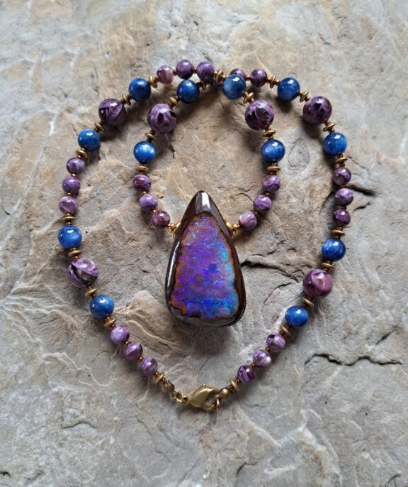Hochwertiger Boulder-Opal-Anhänger - handgefertigter Opalschmuck mit Edelsteinperlen aus blauem Kyanit und lilanem Muskovit - Edelschmuck für Damen und Herren