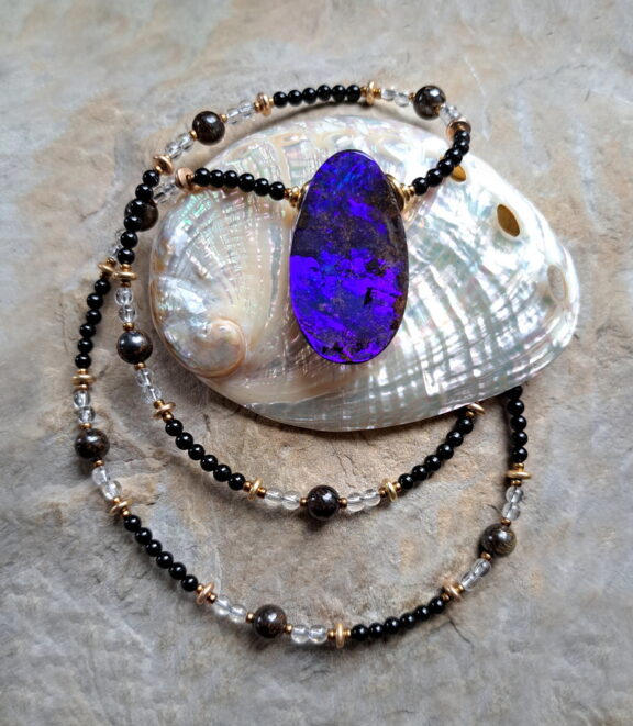 Boulderopal Anhänger blau-lila an Edelsteinkette aus Onyx, Bergkristall und Bronzit
