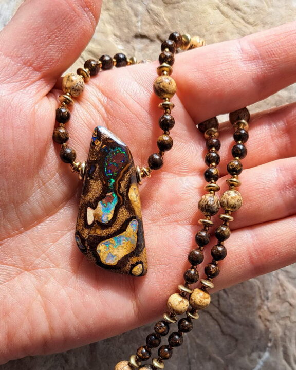 Reikischmuck als Perlenkette: Boulder-Opal-Anhänger mit Heilsteinperlen - von Hand gefertigt