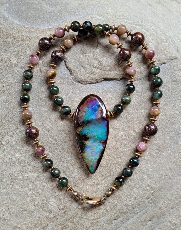 Boulder-Opal-Anhänger an Perlenkette aus Verdelith, Rubellit und Bronzit - edler Schmuck