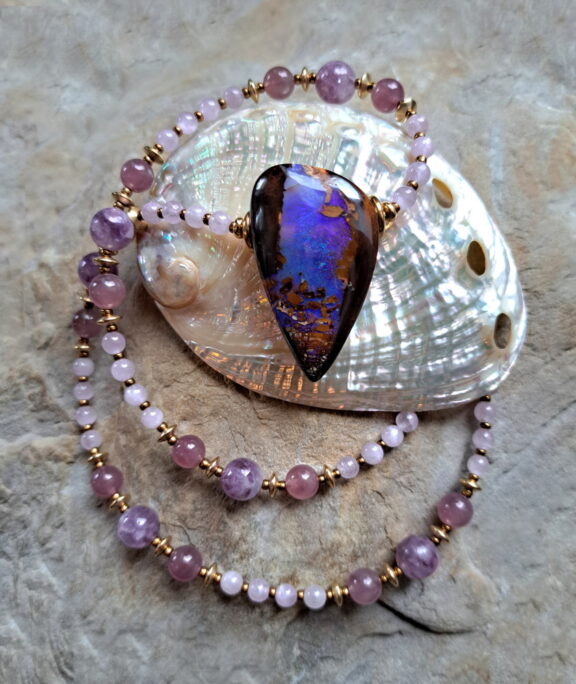 Boulderopal Anhänger an Heilsteinperlen-Kette aus Lepidolith, Kunzit und Rosenquarz - handgemacht
