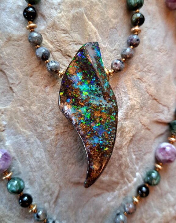 Handgefertigter Boulderopal Anhänger - bunt