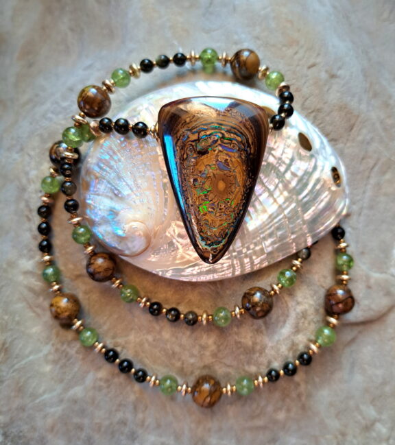 Boulderopal - Matrixopal Amulett grün - braun