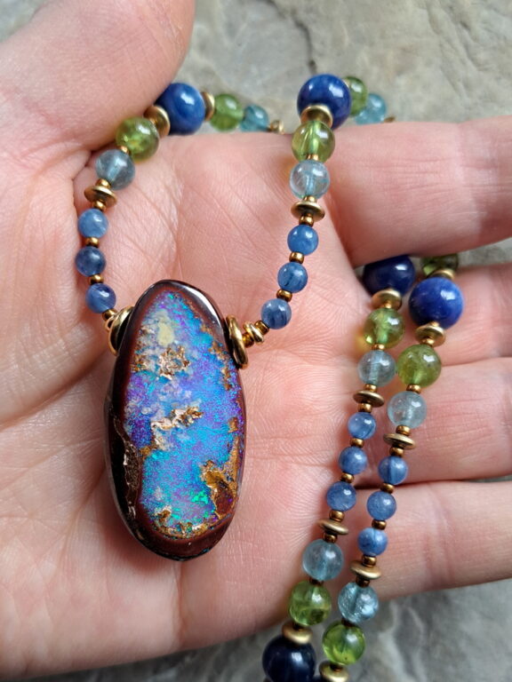 Edler Damenschmuck: Boulder-Opal-Anhänger an Halskette aus Edelsteinperlen - von Hand gefertigt