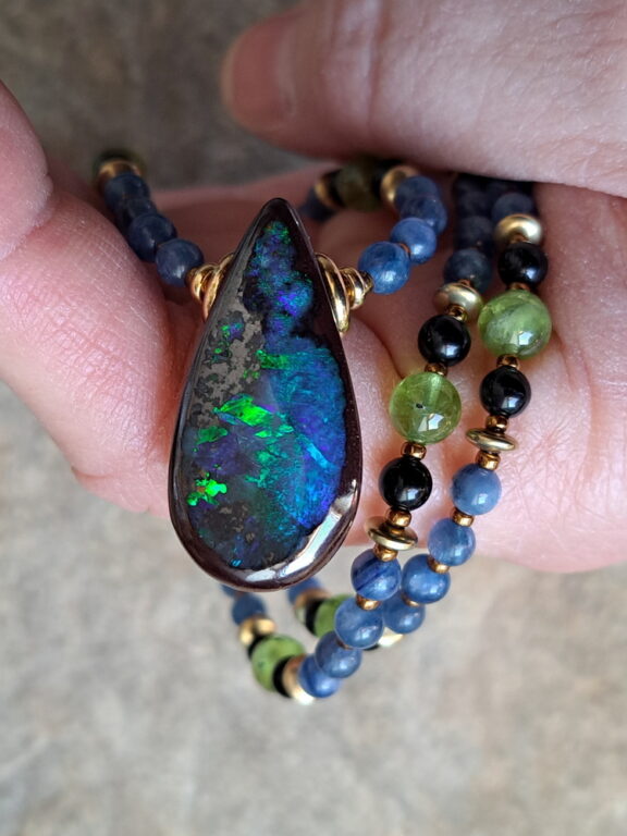 Alternativer Reikischmuck: Boulder-Opal-Anhänger an Perlenkette aus Edelsteinperlen - von Hand gefertigt