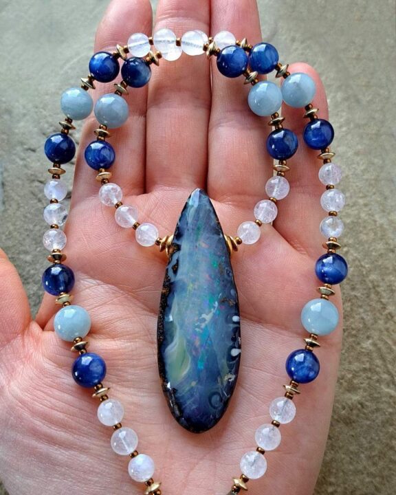 Hochwertiger Brautschmuck: Boulder-Opal-Anhänger an Halskette aus Edeslteinperlen