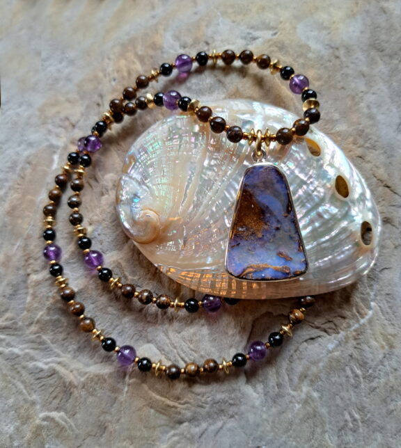 Boulderopal Edelsteinanhänger kombiniert mit einer Perlenkette aus Amethyst, Turmalin und Bronzit