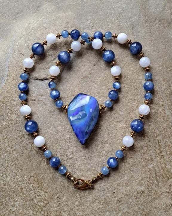 Edler Brautschmuck: Boulder-Opal-Anhänger an Kette aus Kyanit- und Mondsteinperlen