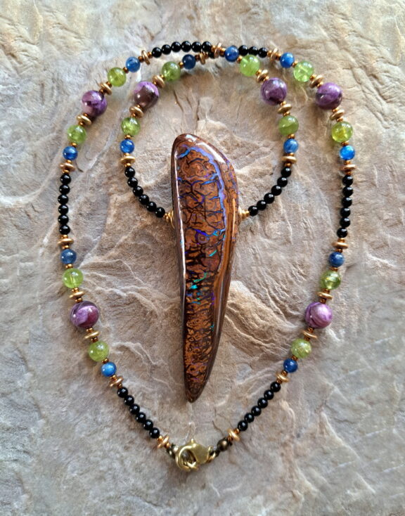 Boulderopal Anhänger an Heilsteinperlenkette aus Peridot, Kyanit, Onyx und purple Muskovit