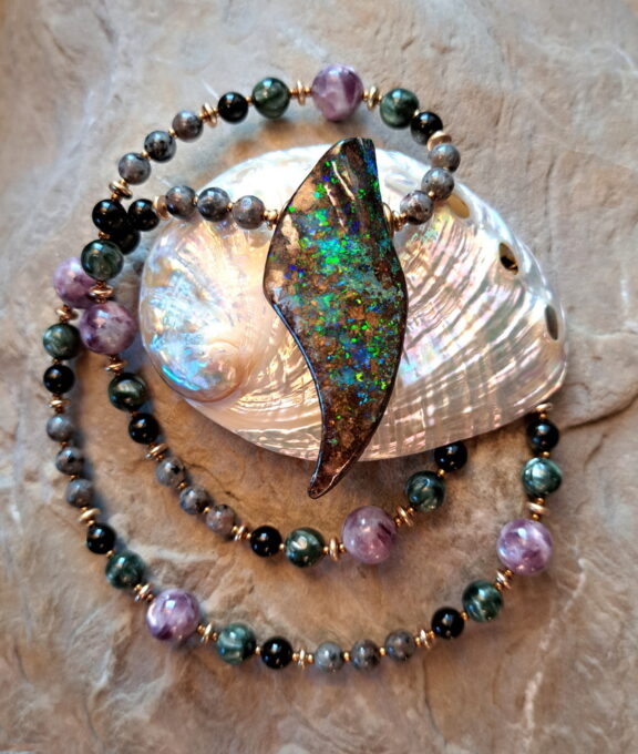 Boulderopal Anhänger bunt an Edelsteinkette aus Obsidian, Yooperlit, Serafinit und Lepidolith - Schmuckunikat